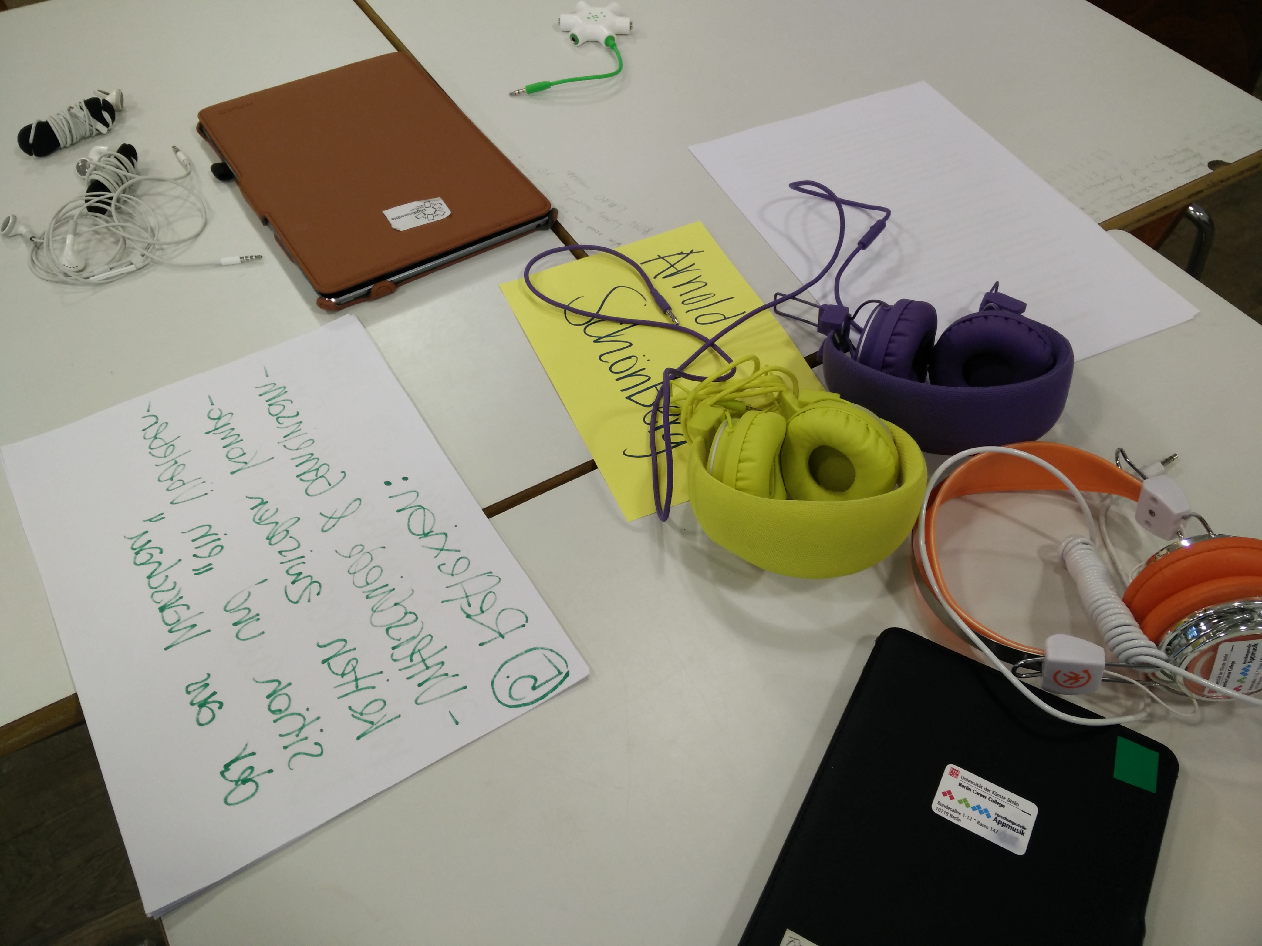 Unterrichtsstunde zur Zwölftonmusik. Arbeitsgeräte für die Gruppenarbeit vorbereitet (Foto: Judith Seipold).