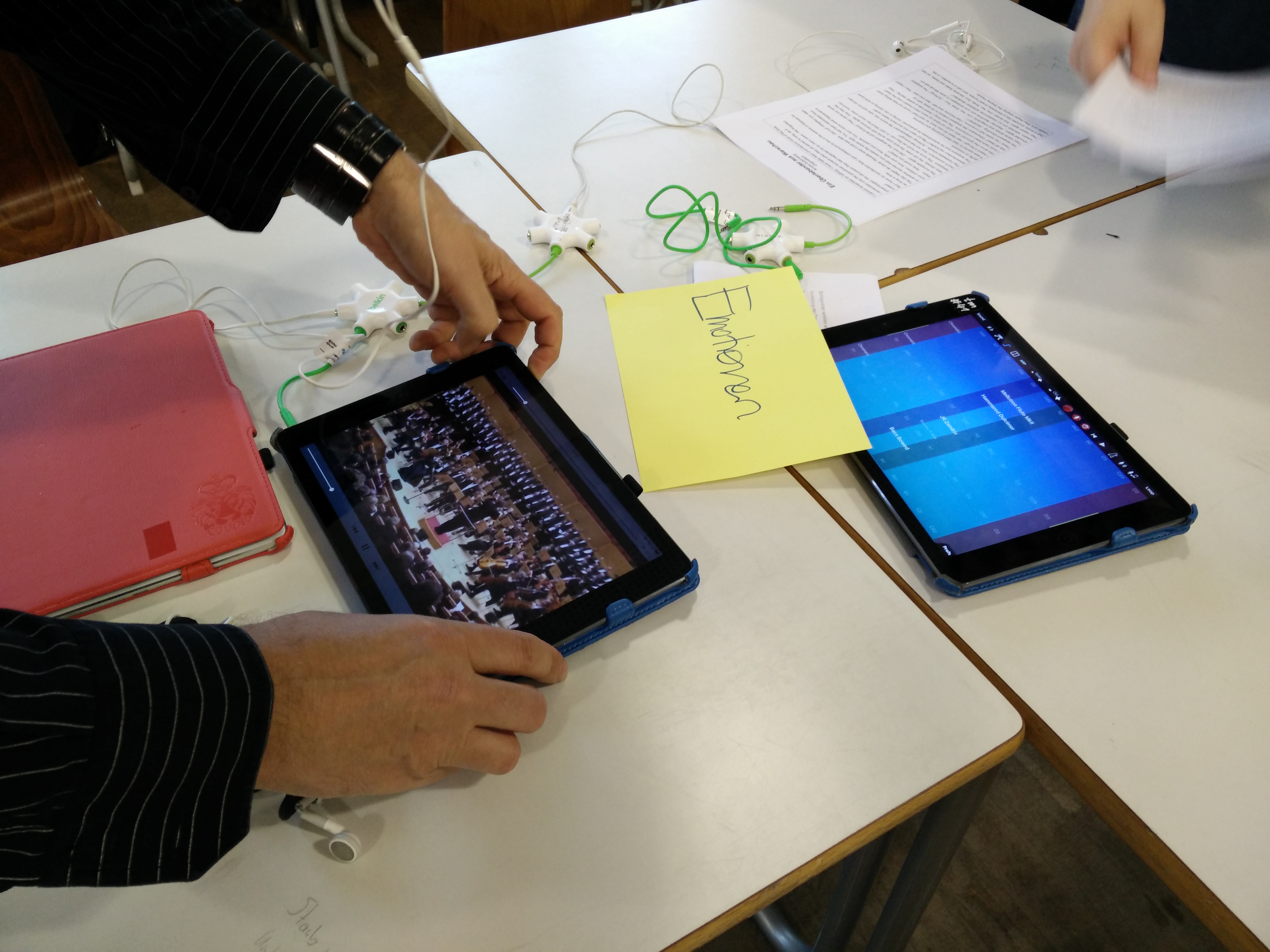 Unterrichtsstunde zur Zwölftonmusik. „Home base“ der Arbeitsgruppen. (Foto: Judith Seipold)
